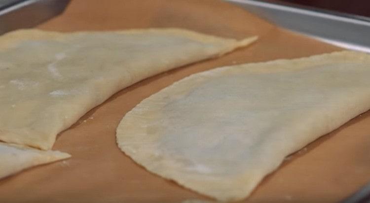 Extendemos los espacios en blanco en una bandeja para hornear cubierta con pergamino y los enviamos al refrigerador.