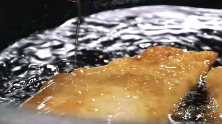 Por 2 minutos, freír las empanadas en aceite vegetal.