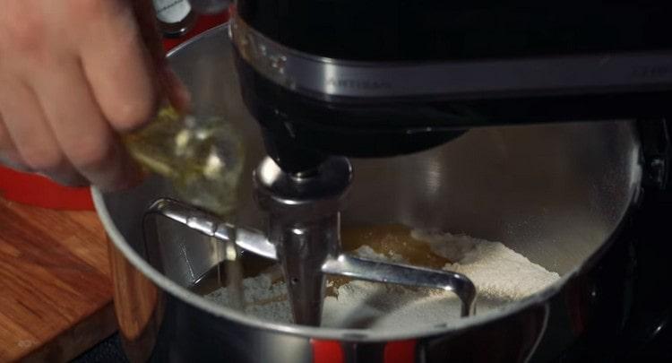 Agregue el aceite vegetal a la harina.