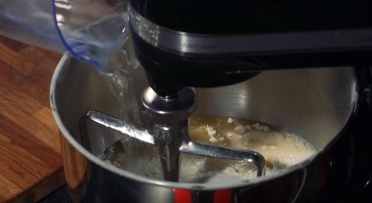 Agregue agua también.