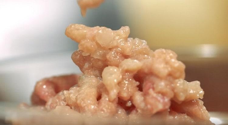 Pasamos la carne a través de una picadora de carne.