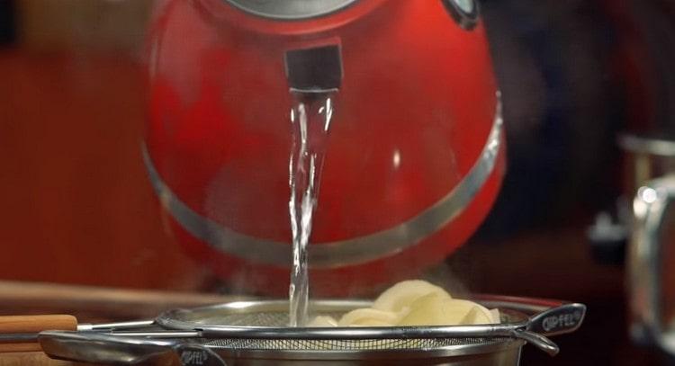 Vierta la cebolla picada con agua hirviendo, y luego también pase por la picadora de carne.