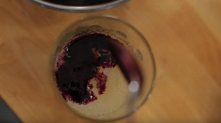 Adăugați puțin sirop de afine în masa gelatinei.