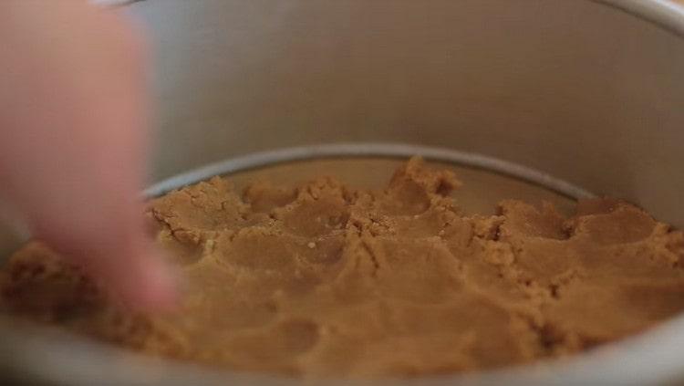 Întindem masa rezultată într-un vas de copt.