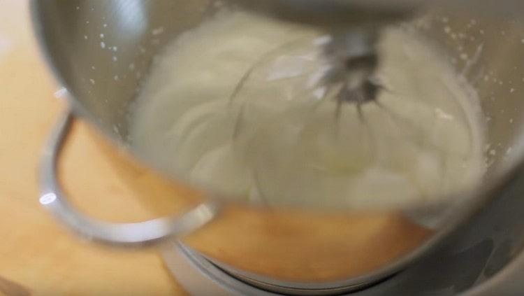 Bateți crema cu un mixer.