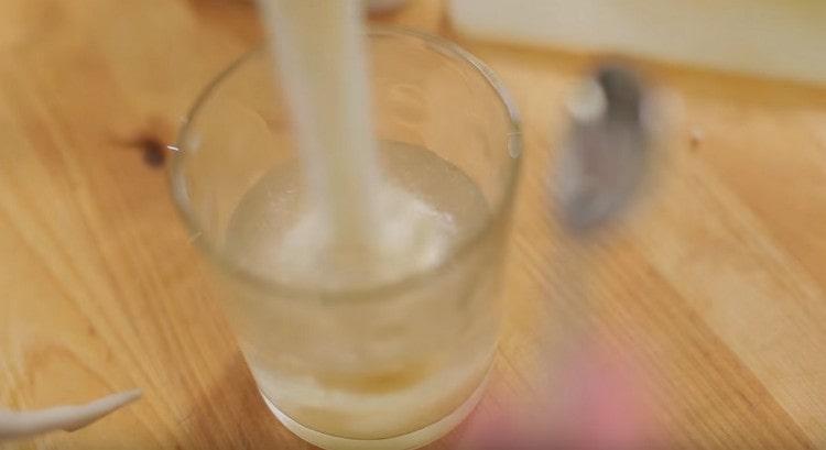 Se dizolvă gelatina în apă.