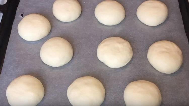We spread the resulting balls on a baking sheet covered with parchment.