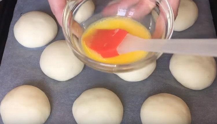 Then grease the buns with a mixture of yolk and milk.