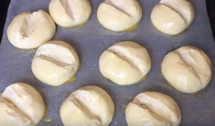 In each bun we make a deep incision.