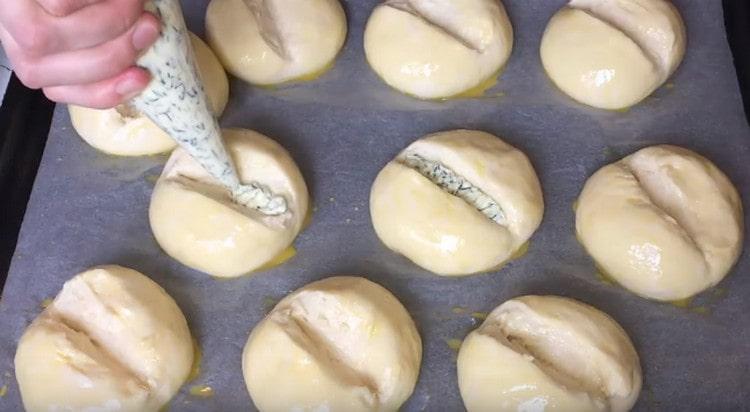 The resulting incision is filled with garlic filling.