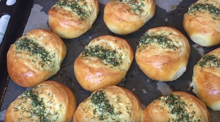 Such garlic buns are baked for about 20 minutes.