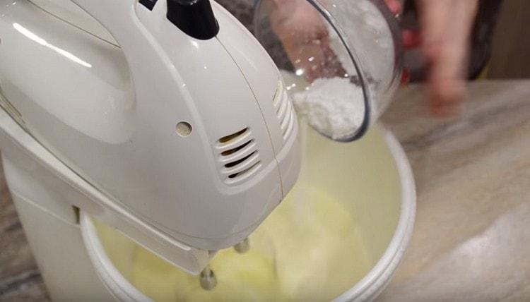 Pisk floden separat med melis.