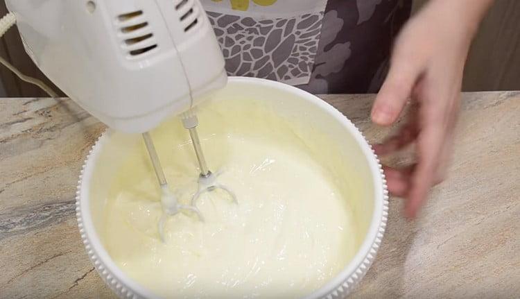 Drej derefter den resulterende masse med en blander.