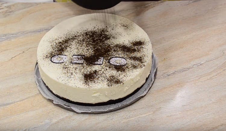 Til dekoration bruger vi stenciler og tidligere udvalgte krummer fra cookies.