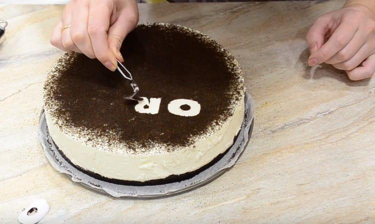 Vi fjerner stencils omhyggeligt med en pincet.