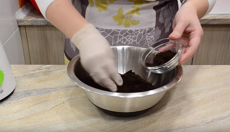 vi hugger cookies i krummer med en blender, vælger et par klemmer.