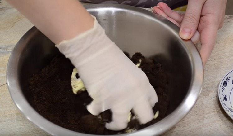 Tilsæt smøret til de resterende krummer og bland