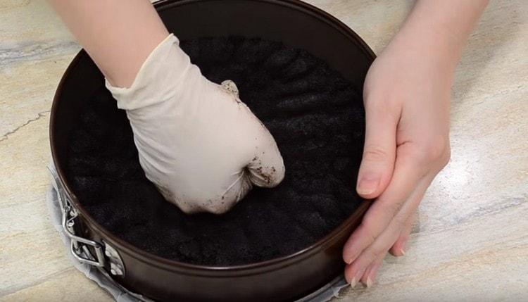 Den resulterende masse anbringes i en aftagelig form dækket med pergament.