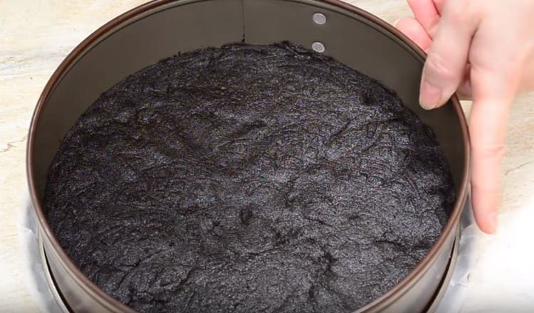 Efter at have rammet massen, sender vi basen til ostekagen i køleskabet.