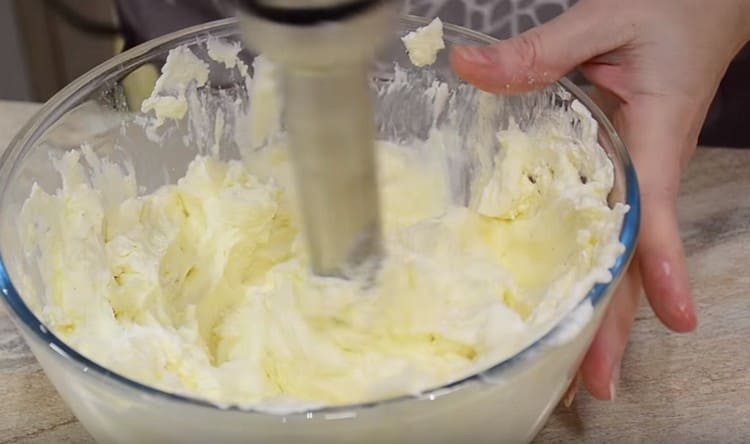 Vi afbryder massen med en blender, indtil den er glat.