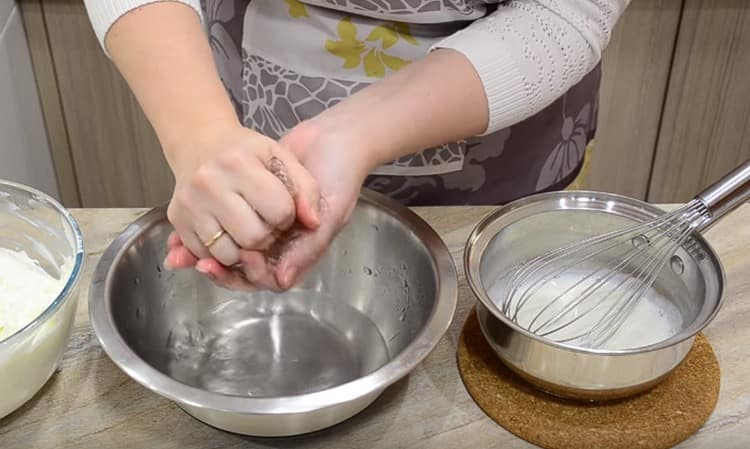 Tilsæt den hævede gelatine i varm mælk.