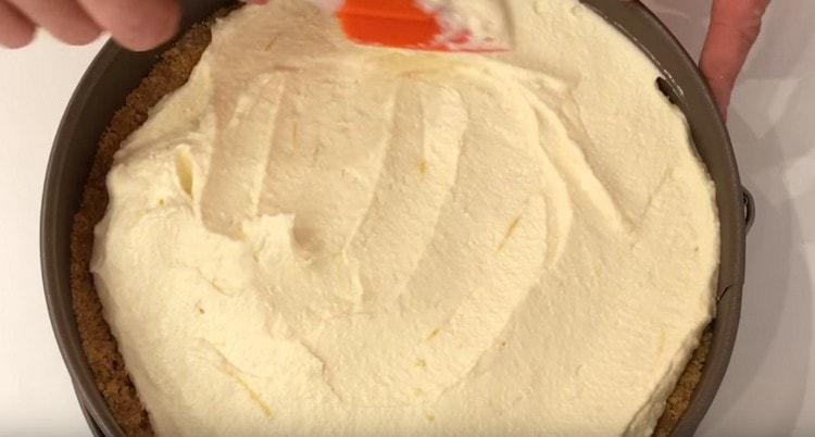 Repartim la massa de quallada sobre la base de postres prèviament preparada.