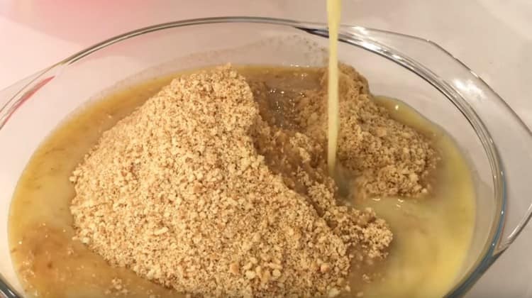 Afegiu la mantega a la molla de les galetes i barregeu-ne la massa.