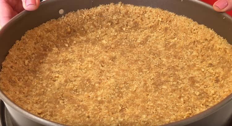 La base resultant per al pastís de formatge s'envia a la nevera.