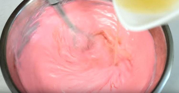 Smelt den ene del af den tidligere tilberedte gelatine og læg den i den røde ostemasse.