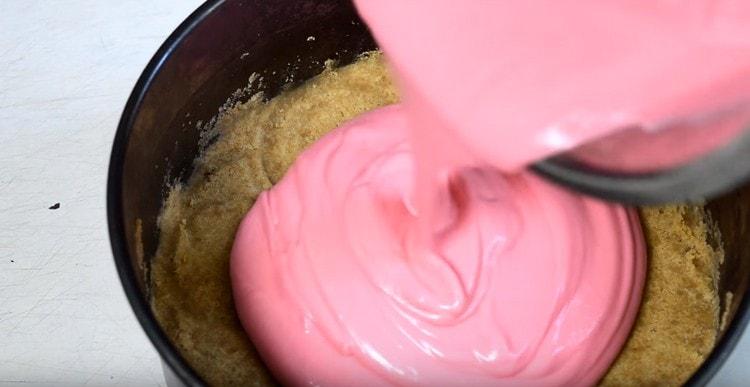 Den resulterende souffle hældes på en sandbase og sendes til køleskabet.