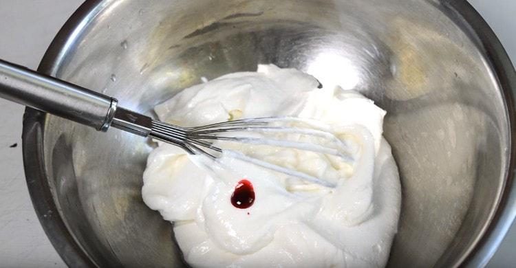 Tilsæt på lignende måde lyserød madfarve og gelatine i den anden del af ostemassen.