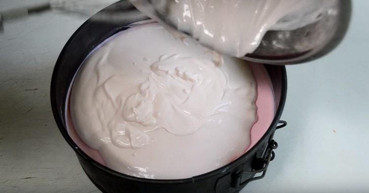 Hæld det letteste lag med souffle i formen.