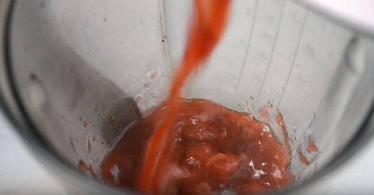 Vi afbryder den resulterende varme ostemasse med en blender.