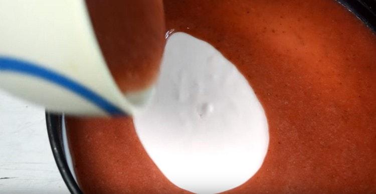 Hell den opnåede gelé på en næsten klar ostekage.