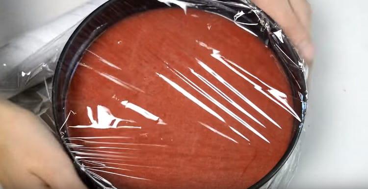 Vi stram desserten med klamfilm og sender den til køleskabet.