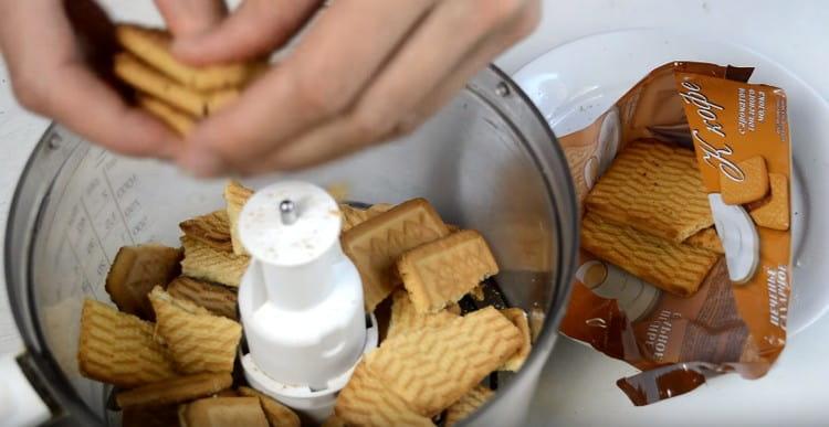 Læg cookies i en blender og slib dem i krummer.