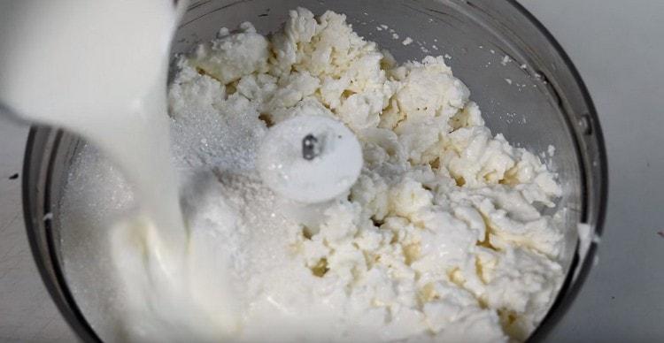 I en blender kombinerer vi cottage cheese, fløde, sukker.