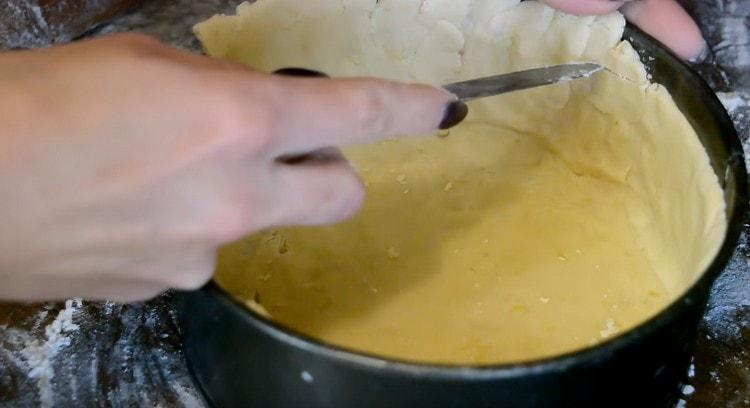 Cu un cuțit, aliniați marginile.