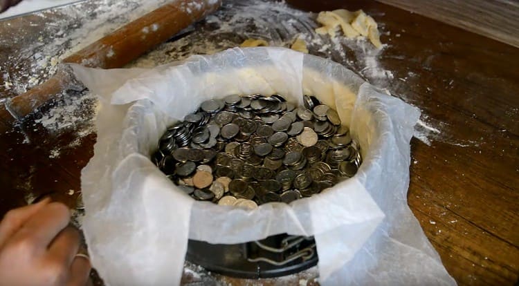 acoperim baza desertului pergament și stabilim mărfurile: mazăre, monede etc.