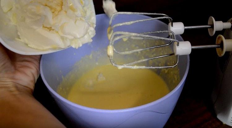 Adăugați mascarpone de masă de caș.