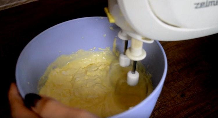 Întrerupem din nou masa cu un mixer.