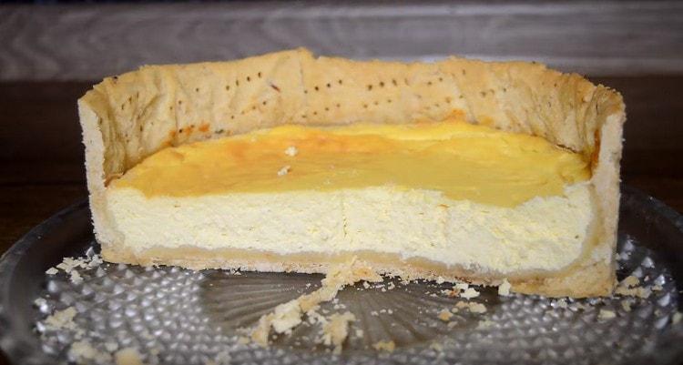 Cheesecake-ul cu mascarpone trebuie răcit complet înainte de al scoate din formă.