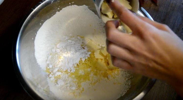 Adăugați amidon, coaja de lămâie și untul.