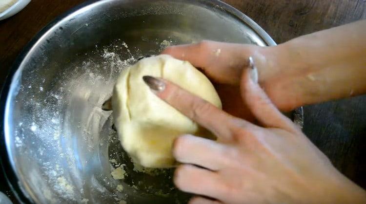 Frământați aluatul moale.