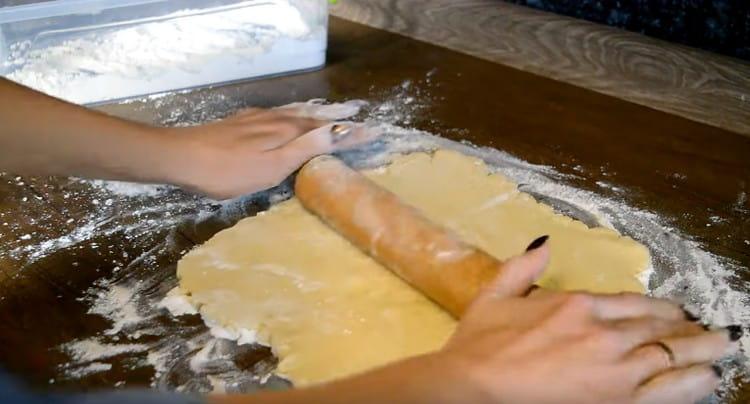 Rulează aluatul care a rămas la rece.