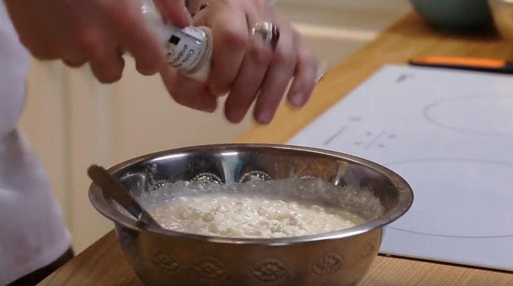 Добавете малко сол и отново разбъркайте пълнежа.