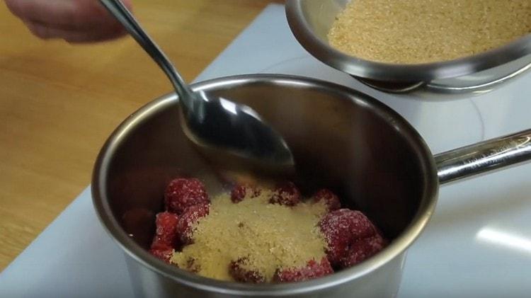 Добавете захарта към ягодите.