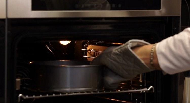 Изпратете чийзкейк във фурната.