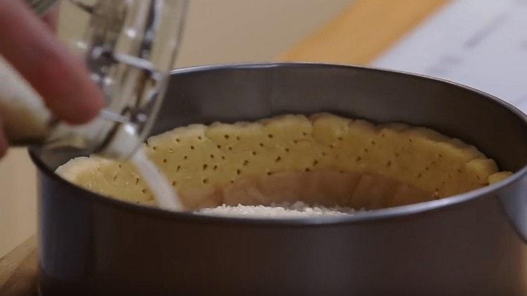 Покривайки дъното на основата с пергамент, изсипете товар, например ориз.