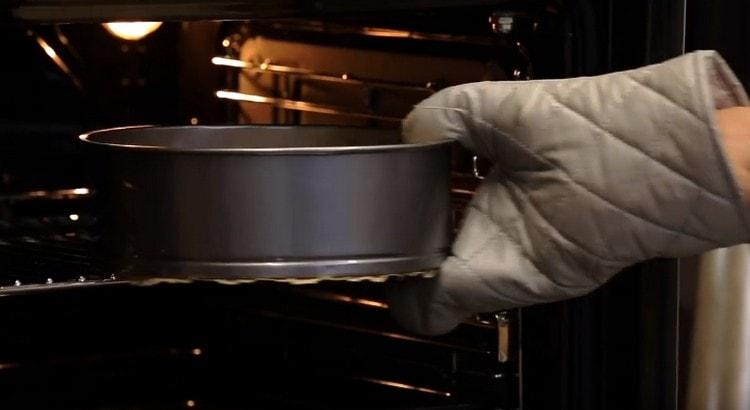 Изпращаме формата с тестото във фурната.